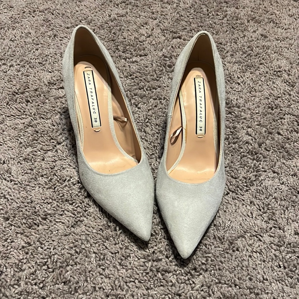 Suede grey pointed heels